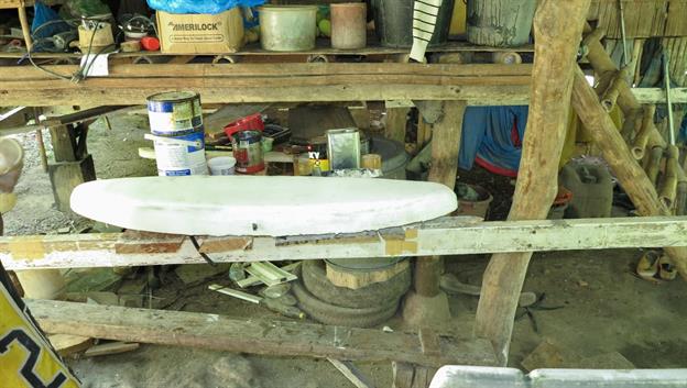 Das kleine Loch in der Mitte ist die Röhre, in welcher wir ein elektrisches Kabel für de Beleuchtung einziehen wollen.